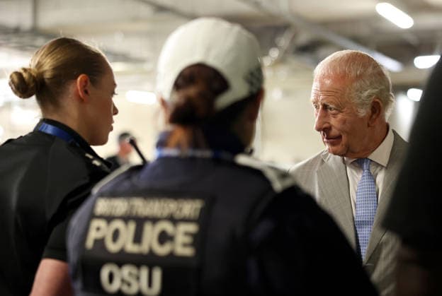 King Charles III Opens Headquarters Of The British Transport Police in London, UK, 08 July 2026 LONDON, ENGLAND - JULY 08: King Charles III speaks with specialist officers as he attends the official opening of the British Transport Police Headquarters on July 08, 2026 in London, England. During the engagement, His Majesty met British Transport Police (BTP) officers and first responders who attended the scene after the Bedford train crash on June 19., Credit:Shane Anthony Sinclair PA ROTA - B68 Avalon London, United Kingdom Copyright: xShanexAnthonyxSinclairx xPAxROTAx-xB68x xAvalonx 1115232046