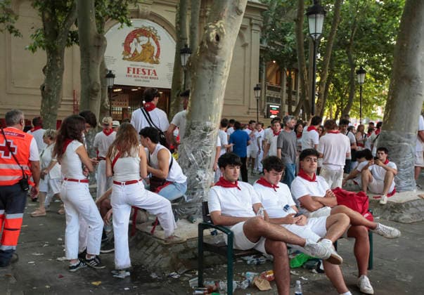 Revelers outside the bullring in Pamplona, northern Spain on July 8, 2026. Several runners touch the bull s side as they sprint into the bullring.  PAM2026070809 JimxHollander