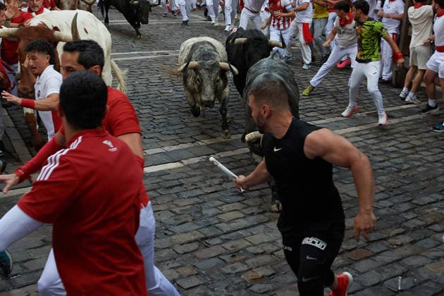 July 8, 2026, Pamplona, Navarra, Spain: Bull runners in front of bulls from the Cebada Gago ranch during the second bull run of the San Fermin festival 2026. Pamplona Spain - ZUMAs197 20260708_aaa_s197_024 Copyright: xElsaxAxBravox