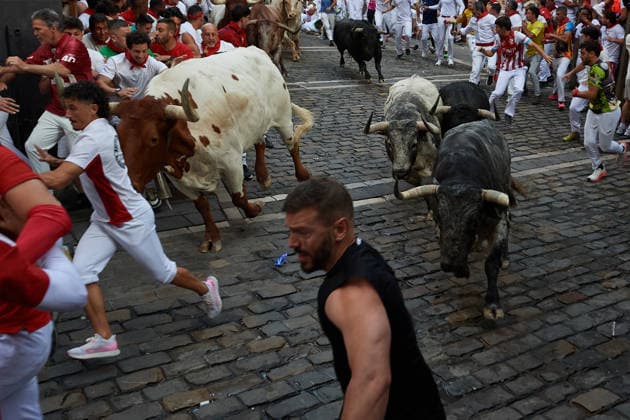 July 8, 2026, Pamplona, Navarra, Spain: Bull runners in front of bulls from the Cebada Gago ranch during the second bull run of the San Fermin festival 2026. Pamplona Spain - ZUMAs197 20260708_aaa_s197_025 Copyright: xElsaxAxBravox