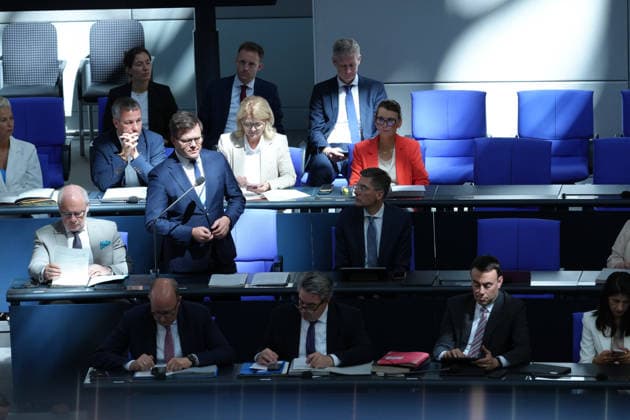 Deutscher Bundestag, 88. Plenarsitzung Carsten Schneider, Bundesminister fuer Umwelt, Klimaschutz, Naturschutz und nukleare Sicherheit bei seinen einleitenden Worten vor der Befragung der Bundesregierung bei der 88. Sitzung des Deutschen Bundestag in Berlin, 08.07.2026 Berlin Berlin Deutschland *** German Bundestag, 88th Plenary Session: Carsten Schneider, Federal Minister for the Environment, Climate Action, Nature Conservation, and Nuclear Safety, delivering his opening remarks prior to the questioning of the Federal Government at the 88th session of the German Bundestag in Berlin, July 8, 2026, Berlin, Berlin, Germany