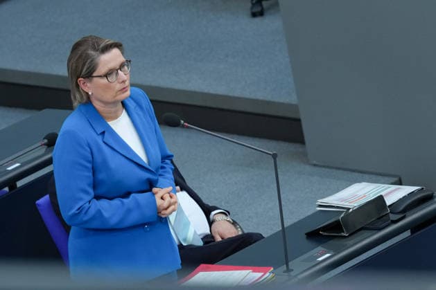 Deutscher Bundestag, 88. Plenarsitzung Dr. Stefanie Hubig, Bundesministerin der Justiz und fuer Verbraucherschutz im Portrait bei der Beantwortung der Fragen der Abegordneten im Rahmen der Befragung der Bundesregierung bei der 88. Sitzung des Deutschen Bundestag in Berlin, 08.07.2026 Berlin Berlin Deutschland *** German Bundestag, 88th Plenary Session: A portrait of Dr. Stefanie Hubig, Federal Minister of Justice and Consumer Protection, as she answers questions from members of parliament during the questioning of the Federal Government at the 88th session of the German Bundestag in Berlin, July 8, 2026, Berlin, Germany