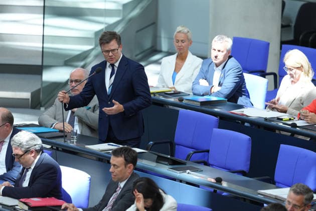 Deutscher Bundestag, 88. Plenarsitzung Carsten Schneider, Bundesminister fuer Umwelt, Klimaschutz, Naturschutz und nukleare Sicherheit bei seinen einleitenden Worten vor der Befragung der Bundesregierung bei der 88. Sitzung des Deutschen Bundestag in Berlin, 08.07.2026 Berlin Berlin Deutschland *** German Bundestag, 88th Plenary Session: Carsten Schneider, Federal Minister for the Environment, Climate Action, Nature Conservation, and Nuclear Safety, delivering his opening remarks prior to the questioning of the Federal Government at the 88th session of the German Bundestag in Berlin, July 8, 2026, Berlin, Berlin, Germany