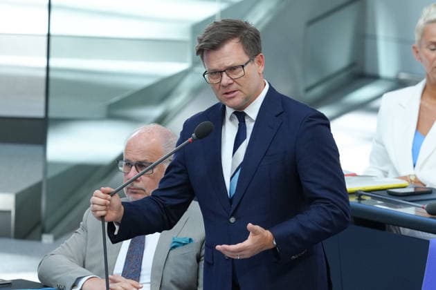Deutscher Bundestag, 88. Plenarsitzung Carsten Schneider, Bundesminister fuer Umwelt, Klimaschutz, Naturschutz und nukleare Sicherheit im Portrait bei der Beantwortung der Fragen der Abegordneten im Rahmen der Befragung der Bundesregierung bei der 88. Sitzung des Deutschen Bundestag in Berlin, 08.07.2026 Berlin Berlin Deutschland *** German Bundestag, 88th Plenary Session: A portrait of Carsten Schneider, Federal Minister for the Environment, Climate Action, Nature Conservation, and Nuclear Safety, as he answers questions from members of parliament during the questioning of the Federal Government at the 88th session of the German Bundestag in Berlin, July 8, 2026, Berlin, Germany