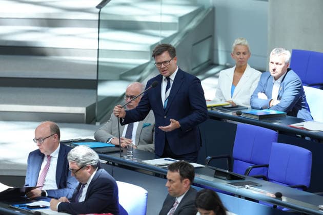 Deutscher Bundestag, 88. Plenarsitzung Carsten Schneider, Bundesminister fuer Umwelt, Klimaschutz, Naturschutz und nukleare Sicherheit bei seinen einleitenden Worten vor der Befragung der Bundesregierung bei der 88. Sitzung des Deutschen Bundestag in Berlin, 08.07.2026 Berlin Berlin Deutschland *** German Bundestag, 88th Plenary Session: Carsten Schneider, Federal Minister for the Environment, Climate Action, Nature Conservation, and Nuclear Safety, delivering his opening remarks prior to the questioning of the Federal Government at the 88th session of the German Bundestag in Berlin, July 8, 2026, Berlin, Berlin, Germany