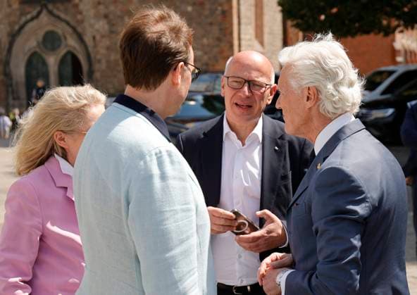 Deutschland, Berlin, Jean-François Decaux , Gesellschafter von Wall und Co-CEO von JCDecaux, Ute Bonde (CDU), Berliner Senatorin für Mobilität, Verkehr, Klimaschutz und Umwelt, Henrik Falk, Vorstandsvorsitzender der BVG, und Kai Wegner (CDU), Regierender Bürgermeister von Berlin, während der Eröffnung einer Test-Wartehalle von BVG und Wall *** Germany, Berlin: Jean François Decaux, partner at Wall & Co. and CEO of JCDecaux, Ute Bonde (CDU), Berlin Senator for Mobility, Transportation, Climate Protection, and the Environment; Henrik Falk, CEO of BVG; and Kai Wegner (CDU), Governing Mayor of Berlin, during the opening of a test bus shelter by BVG and Wall