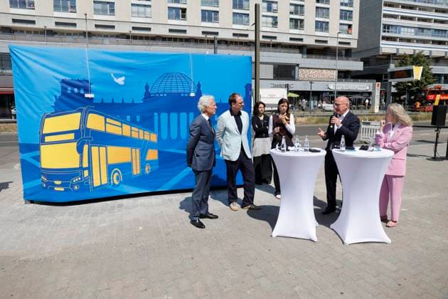 Deutschland, Berlin, Jean-François Decaux , Gesellschafter von Wall und Co-CEO von JCDecaux, Ute Bonde (CDU), Berliner Senatorin für Mobilität, Verkehr, Klimaschutz und Umwelt, Henrik Falk, Vorstandsvorsitzender der BVG, und Kai Wegner (CDU), Regierender Bürgermeister von Berlin, während der Eröffnung einer Test-Wartehalle von BVG und Wall *** Germany, Berlin: Jean François Decaux, partner at Wall & Co. and CEO of JCDecaux, Ute Bonde (CDU), Berlin Senator for Mobility, Transportation, Climate Protection, and the Environment; Henrik Falk, CEO of BVG; and Kai Wegner (CDU), Governing Mayor of Berlin, during the opening of a test bus shelter by BVG and Wall