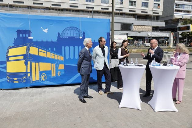 Deutschland, Berlin, Jean-François Decaux , Gesellschafter von Wall und Co-CEO von JCDecaux, Ute Bonde (CDU), Berliner Senatorin für Mobilität, Verkehr, Klimaschutz und Umwelt, Henrik Falk, Vorstandsvorsitzender der BVG, und Kai Wegner (CDU), Regierender Bürgermeister von Berlin, während der Eröffnung einer Test-Wartehalle von BVG und Wall *** Germany, Berlin: Jean François Decaux, partner at Wall & Co. and CEO of JCDecaux, Ute Bonde (CDU), Berlin Senator for Mobility, Transportation, Climate Protection, and the Environment; Henrik Falk, CEO of BVG; and Kai Wegner (CDU), Governing Mayor of Berlin, during the opening of a test bus shelter by BVG and Wall