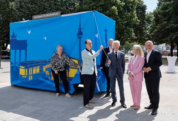 Deutschland, Berlin, Jean-François Decaux , Gesellschafter von Wall und Co-CEO von JCDecaux, Ute Bonde (CDU), Berliner Senatorin für Mobilität, Verkehr, Klimaschutz und Umwelt, Henrik Falk, Vorstandsvorsitzender der BVG, und Kai Wegner (CDU), Regierender Bürgermeister von Berlin, während der Eröffnung einer Test-Wartehalle von BVG und Wall *** Germany, Berlin: Jean François Decaux, partner at Wall & Co. and CEO of JCDecaux, Ute Bonde (CDU), Berlin Senator for Mobility, Transportation, Climate Protection, and the Environment; Henrik Falk, CEO of BVG; and Kai Wegner (CDU), Governing Mayor of Berlin, during the opening of a test bus shelter by BVG and Wall