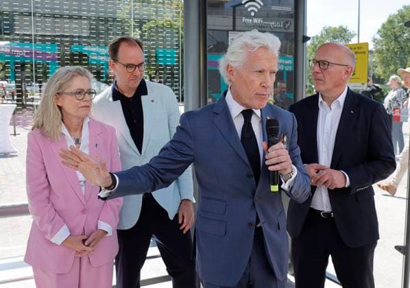 Deutschland, Berlin, Jean-François Decaux , Gesellschafter von Wall und Co-CEO von JCDecaux, Ute Bonde (CDU), Berliner Senatorin für Mobilität, Verkehr, Klimaschutz und Umwelt, Henrik Falk, Vorstandsvorsitzender der BVG, und Kai Wegner (CDU), Regierender Bürgermeister von Berlin, während der Eröffnung einer Test-Wartehalle von BVG und Wall *** Germany, Berlin: Jean François Decaux, partner at Wall & Co. and CEO of JCDecaux, Ute Bonde (CDU), Berlin Senator for Mobility, Transportation, Climate Protection, and the Environment; Henrik Falk, CEO of BVG; and Kai Wegner (CDU), Governing Mayor of Berlin, during the opening of a test bus shelter by BVG and Wall