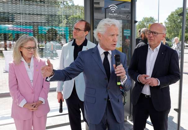 Deutschland, Berlin, Jean-François Decaux , Gesellschafter von Wall und Co-CEO von JCDecaux, Ute Bonde (CDU), Berliner Senatorin für Mobilität, Verkehr, Klimaschutz und Umwelt, Henrik Falk, Vorstandsvorsitzender der BVG, und Kai Wegner (CDU), Regierender Bürgermeister von Berlin, während der Eröffnung einer Test-Wartehalle von BVG und Wall *** Germany, Berlin: Jean François Decaux, partner at Wall & Co. and CEO of JCDecaux, Ute Bonde (CDU), Berlin Senator for Mobility, Transportation, Climate Protection, and the Environment; Henrik Falk, CEO of BVG; and Kai Wegner (CDU), Governing Mayor of Berlin, during the opening of a test bus shelter by BVG and Wall
