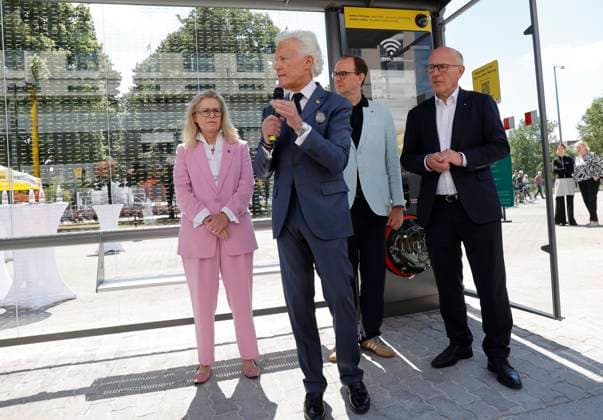 Deutschland, Berlin, Jean-François Decaux , Gesellschafter von Wall und Co-CEO von JCDecaux, Ute Bonde (CDU), Berliner Senatorin für Mobilität, Verkehr, Klimaschutz und Umwelt, Henrik Falk, Vorstandsvorsitzender der BVG, und Kai Wegner (CDU), Regierender Bürgermeister von Berlin, während der Eröffnung einer Test-Wartehalle von BVG und Wall *** Germany, Berlin: Jean François Decaux, partner at Wall & Co. and CEO of JCDecaux, Ute Bonde (CDU), Berlin Senator for Mobility, Transportation, Climate Protection, and the Environment; Henrik Falk, CEO of BVG; and Kai Wegner (CDU), Governing Mayor of Berlin, during the opening of a test bus shelter by BVG and Wall