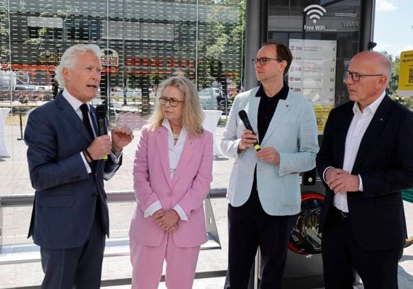 Deutschland, Berlin, Jean-François Decaux , Gesellschafter von Wall und Co-CEO von JCDecaux, Ute Bonde (CDU), Berliner Senatorin für Mobilität, Verkehr, Klimaschutz und Umwelt, Henrik Falk, Vorstandsvorsitzender der BVG, und Kai Wegner (CDU), Regierender Bürgermeister von Berlin, während der Eröffnung einer Test-Wartehalle von BVG und Wall *** Germany, Berlin: Jean François Decaux, partner at Wall & Co. and CEO of JCDecaux, Ute Bonde (CDU), Berlin Senator for Mobility, Transportation, Climate Protection, and the Environment; Henrik Falk, CEO of BVG; and Kai Wegner (CDU), Governing Mayor of Berlin, during the opening of a test bus shelter by BVG and Wall