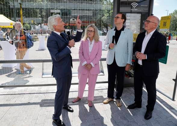 Deutschland, Berlin, Jean-François Decaux , Gesellschafter von Wall und Co-CEO von JCDecaux, Ute Bonde (CDU), Berliner Senatorin für Mobilität, Verkehr, Klimaschutz und Umwelt, Henrik Falk, Vorstandsvorsitzender der BVG, und Kai Wegner (CDU), Regierender Bürgermeister von Berlin, während der Eröffnung einer Test-Wartehalle von BVG und Wall *** Germany, Berlin: Jean François Decaux, partner at Wall & Co. and CEO of JCDecaux, Ute Bonde (CDU), Berlin Senator for Mobility, Transportation, Climate Protection, and the Environment; Henrik Falk, CEO of BVG; and Kai Wegner (CDU), Governing Mayor of Berlin, during the opening of a test bus shelter by BVG and Wall