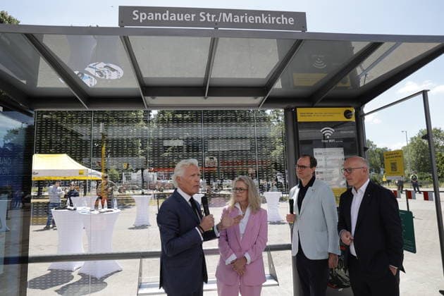 Deutschland, Berlin, Jean-François Decaux , Gesellschafter von Wall und Co-CEO von JCDecaux, Ute Bonde (CDU), Berliner Senatorin für Mobilität, Verkehr, Klimaschutz und Umwelt, Henrik Falk, Vorstandsvorsitzender der BVG, und Kai Wegner (CDU), Regierender Bürgermeister von Berlin, während der Eröffnung einer Test-Wartehalle von BVG und Wall *** Germany, Berlin: Jean François Decaux, partner at Wall & Co. and CEO of JCDecaux, Ute Bonde (CDU), Berlin Senator for Mobility, Transportation, Climate Protection, and the Environment; Henrik Falk, CEO of BVG; and Kai Wegner (CDU), Governing Mayor of Berlin, during the opening of a test bus shelter by BVG and Wall
