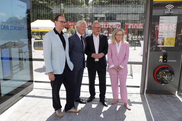 Deutschland, Berlin, Jean-François Decaux , Gesellschafter von Wall und Co-CEO von JCDecaux, Ute Bonde (CDU), Berliner Senatorin für Mobilität, Verkehr, Klimaschutz und Umwelt, Henrik Falk, Vorstandsvorsitzender der BVG, und Kai Wegner (CDU), Regierender Bürgermeister von Berlin, während der Eröffnung einer Test-Wartehalle von BVG und Wall *** Germany, Berlin: Jean François Decaux, partner at Wall & Co. and CEO of JCDecaux, Ute Bonde (CDU), Berlin Senator for Mobility, Transportation, Climate Protection, and the Environment; Henrik Falk, CEO of BVG; and Kai Wegner (CDU), Governing Mayor of Berlin, during the opening of a test bus shelter by BVG and Wall