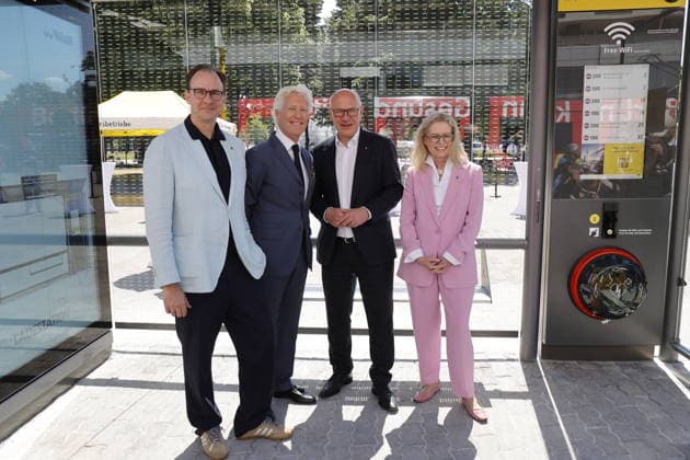 Deutschland, Berlin, Jean-François Decaux , Gesellschafter von Wall und Co-CEO von JCDecaux, Ute Bonde (CDU), Berliner Senatorin für Mobilität, Verkehr, Klimaschutz und Umwelt, Henrik Falk, Vorstandsvorsitzender der BVG, und Kai Wegner (CDU), Regierender Bürgermeister von Berlin, während der Eröffnung einer Test-Wartehalle von BVG und Wall *** Germany, Berlin: Jean François Decaux, partner at Wall & Co. and CEO of JCDecaux, Ute Bonde (CDU), Berlin Senator for Mobility, Transportation, Climate Protection, and the Environment; Henrik Falk, CEO of BVG; and Kai Wegner (CDU), Governing Mayor of Berlin, during the opening of a test bus shelter by BVG and Wall
