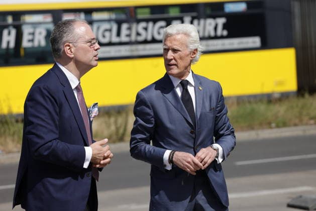 Jean-François Decaux (R.) Deutschland, Berlin, Jean-François Decaux , Gesellschafter von Wall und Co-CEO von JCDecaux, Ute Bonde (CDU), Berliner Senatorin für Mobilität, Verkehr, Klimaschutz und Umwelt, Henrik Falk, Vorstandsvorsitzender der BVG, und Kai Wegner (CDU), Regierender Bürgermeister von Berlin, während der Eröffnung einer Test-Wartehalle von BVG und Wall *** Jean François Decaux, Germany, Berlin; Jean François Decaux, partner at Wall & Co. and CEO of JCDecaux; Ute Bonde (CDU), Berlin Senator for Mobility, Transportation, Climate Protection, and the Environment; Henrik Falk, CEO of BVG; and Kai Wegner (CDU), Governing Mayor of Berlin, during the opening of a test bus shelter by BVG and Wall