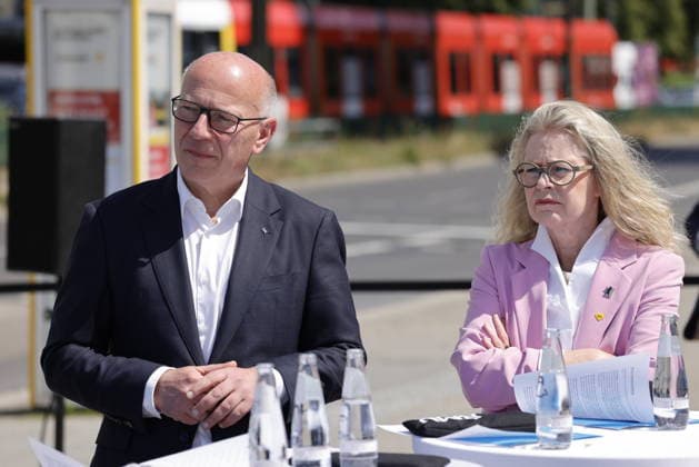 Ute Bonde, Kai Wegner , Deutschland, Berlin, Jean-François Decaux , Gesellschafter von Wall und Co-CEO von JCDecaux, Ute Bonde (CDU), Berliner Senatorin für Mobilität, Verkehr, Klimaschutz und Umwelt, Henrik Falk, Vorstandsvorsitzender der BVG, und Kai Wegner (CDU), Regierender Bürgermeister von Berlin, während der Eröffnung einer Test-Wartehalle von BVG und Wall *** Ute Bonde, Kai Wegner, Germany, Berlin, Jean François Decaux, partner at Wall & Co. and CEO of JCDecaux, Ute Bonde (CDU), Berlin Senator for Mobility, Transportation, Climate Protection, and the Environment; Henrik Falk, CEO of BVG; and Kai Wegner (CDU), Governing Mayor of Berlin, during the opening of a test bus shelter by BVG and Wall
