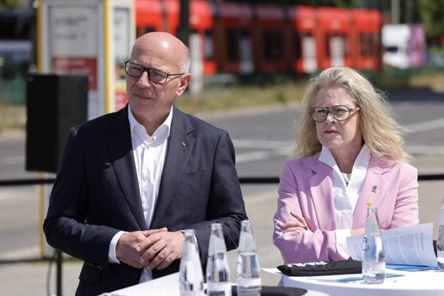 Ute Bonde, Kai Wegner , Deutschland, Berlin, Jean-François Decaux , Gesellschafter von Wall und Co-CEO von JCDecaux, Ute Bonde (CDU), Berliner Senatorin für Mobilität, Verkehr, Klimaschutz und Umwelt, Henrik Falk, Vorstandsvorsitzender der BVG, und Kai Wegner (CDU), Regierender Bürgermeister von Berlin, während der Eröffnung einer Test-Wartehalle von BVG und Wall *** Ute Bonde, Kai Wegner, Germany, Berlin, Jean François Decaux, partner at Wall & Co. and CEO of JCDecaux, Ute Bonde (CDU), Berlin Senator for Mobility, Transportation, Climate Protection, and the Environment; Henrik Falk, CEO of BVG; and Kai Wegner (CDU), Governing Mayor of Berlin, during the opening of a test bus shelter by BVG and Wall