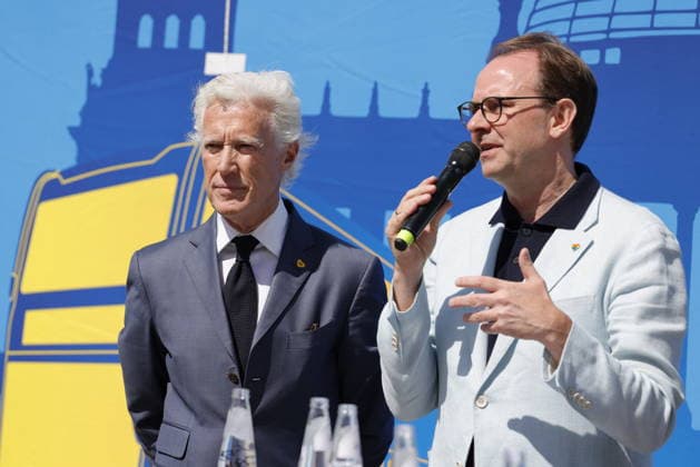 Jean-François Decaux , Henrik Falk, Deutschland, Berlin, Jean-François Decaux , Gesellschafter von Wall und Co-CEO von JCDecaux, Ute Bonde (CDU), Berliner Senatorin für Mobilität, Verkehr, Klimaschutz und Umwelt, Henrik Falk, Vorstandsvorsitzender der BVG, und Kai Wegner (CDU), Regierender Bürgermeister von Berlin, während der Eröffnung einer Test-Wartehalle von BVG und Wall *** Jean François Decaux, Henrik Falk, Germany, Berlin, Jean François Decaux, partner at Wall & Co. and CEO of JCDecaux, Ute Bonde (CDU), Berlin Senator for Mobility, Transportation, Climate Protection, and the Environment; Henrik Falk, CEO of BVG; and Kai Wegner (CDU), Governing Mayor of Berlin, during the opening of a test bus shelter by BVG and Wall