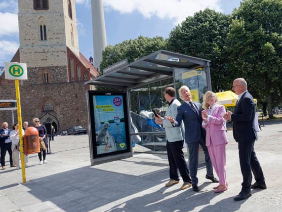 BVG und Wall testen digitale Wartehalle 2026-07-08 Deutschland, Berlin Die Berliner Verkehrsbetriebe BVG testen gemeinsam mit dem straßenmöbelhersteller Wall-JC Decaux eine neue Wartehalle, die über Direktkontakt zur Sicherheitsleitstelle, Solarpanele, digitale Fahrgastinfo, USB-Ladestation Defibrilator und eine digitalen Light-Screen verfügt. Im Bild *** BVG and Wall Test Digital Bus Shelter July 8, 2026, Germany, Berlin The Berlin Transport Authority (BVG), in collaboration with street furniture manufacturer Wall JC Decaux, is testing a new bus shelter equipped with direct contact to the security control center, solar panels, digital passenger information, a USB charging station, a defibrillator, and a digital light screen.