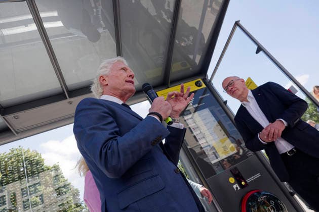 BVG und Wall testen digitale Wartehalle 2026-07-08 Deutschland, Berlin Die Berliner Verkehrsbetriebe BVG testen gemeinsam mit dem straßenmöbelhersteller Wall-JC Decaux eine neue Wartehalle, die über Direktkontakt zur Sicherheitsleitstelle, Solarpanele, digitale Fahrgastinfo, USB-Ladestation Defibrilator und eine digitalen Light-Screen verfügt. Im Bild *** BVG and Wall Test Digital Bus Shelter July 8, 2026, Germany, Berlin The Berlin Transport Authority (BVG), in collaboration with street furniture manufacturer Wall JC Decaux, is testing a new bus shelter equipped with direct contact to the security control center, solar panels, digital passenger information, a USB charging station, a defibrillator, and a digital light screen.
