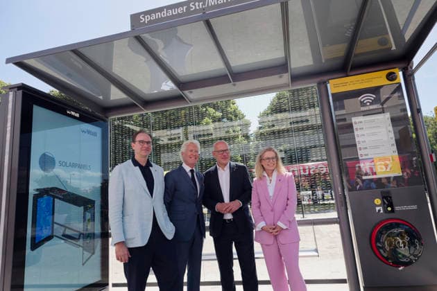 BVG und Wall testen digitale Wartehalle 2026-07-08 Deutschland, Berlin Die Berliner Verkehrsbetriebe BVG testen gemeinsam mit dem straßenmöbelhersteller Wall-JC Decaux eine neue Wartehalle, die über Direktkontakt zur Sicherheitsleitstelle, Solarpanele, digitale Fahrgastinfo, USB-Ladestation Defibrilator und eine digitalen Light-Screen verfügt. Im Bild v.l. Jean-Francois Decaux, Co-CEO JCDecaux, Berlins Verkehrssentorin Ute Bonde (CDU), Henrik Falk, Vorstandsvorsitzender der BVG, Kai Wegner (CDU), regierender Bürgermeister von Berlin. *** BVG and Wall Test Digital Bus Shelter July 8, 2026, Berlin, Germany: The Berlin Transport Authority (BVG), in collaboration with street furniture manufacturer Wall JC Decaux, is testing a new