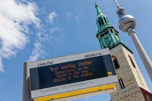 BVG und Wall testen digitale Wartehalle 2026-07-08 Deutschland, Berlin Die Berliner Verkehrsbetriebe BVG testen gemeinsam mit dem straßenmöbelhersteller Wall-JC Decaux eine neue Wartehalle, die über Direktkontakt zur Sicherheitsleitstelle, Solarpanele, digitale Fahrgastinfo, USB-Ladestation Defibrilator und eine digitalen Light-Screen verfügt. Im Bild *** BVG and Wall Test Digital Bus Shelter July 8, 2026, Germany, Berlin The Berlin Transport Authority (BVG), in collaboration with street furniture manufacturer Wall JC Decaux, is testing a new bus shelter equipped with direct contact to the security control center, solar panels, digital passenger information, a USB charging station, a defibrillator, and a digital light screen.
