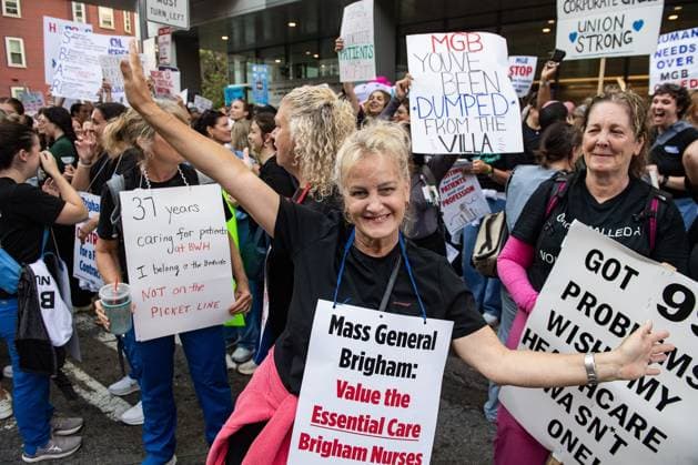 Nurses strike at Brigham and Women s Hospital in Boston BOSTON, UNITED STATES - JULY 8: Nursing staff from Brigham and Women s Hospital demonstrate in front of Brigham Hospital as they picket and strike in Boston, Massachusetts, United States on July 8, 2026. 4000 nurses are on strike as they try to negotiate a new contract with the hospital. Joseph Prezioso Anadolu Boston United States. Editorial use only. Please get in touch for any other usage.  Copyright: x2026xAnadoluxJosephxPreziosox