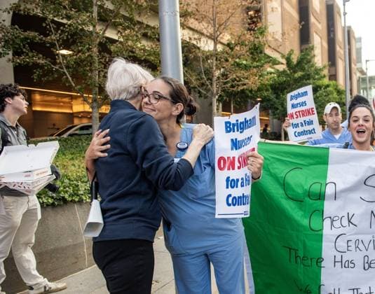 Nurses strike at Brigham and Women s Hospital in Boston BOSTON, UNITED STATES - JULY 8:US Senator Elizabeth Warren greets Nursing staff from Brigham and Women s Hospital as they demonstrate in front of Brigham Hospital as they picket and strike in Boston, Massachusetts, United States on July 8, 2026. 4000 nurses are on strike as they try to negotiate a new contract with the hospital. Joseph Prezioso Anadolu Boston United States. Editorial use only. Please get in touch for any other usage.  Copyright: x2026xAnadoluxJosephxPreziosox