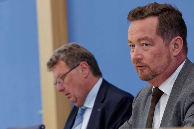 Bericht des Polizeibeauftragten vorgestellt 2026-07-08 Deutschland, Berlin Bundespressekonferenz: Der Polizeibeauftragte des Bundes beim Deutschen Bundestag, Uli Grötsch (SPD), stellt seinen dritten Tätigkeitsbericht vor. Neben Grötsch Dr. Heinz-Willi Heynckes, Leitender Beamter beim Polizeibeauftragten des Bundes beim Deutschen Bundestag. *** Police Commissioner s Report Presented July 8, 2026, Germany, Berlin, Federal Press Conference: Uli Grötsch (SPD), the Federal Police Commissioner to the German Bundestag, presents his third annual report. Alongside Grötsch is Dr. Heinz Willi Heynckes, Senior Official with the Federal Police Commissioner to the German Bundestag
