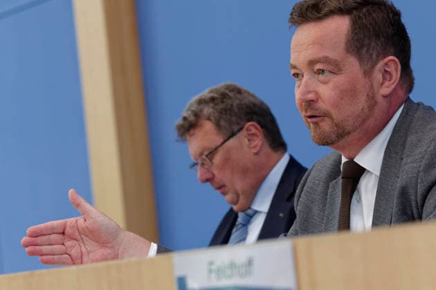 Bericht des Polizeibeauftragten vorgestellt 2026-07-08 Deutschland, Berlin Bundespressekonferenz: Der Polizeibeauftragte des Bundes beim Deutschen Bundestag, Uli Grötsch (SPD), stellt seinen dritten Tätigkeitsbericht vor. Neben Grötsch Dr. Heinz-Willi Heynckes, Leitender Beamter beim Polizeibeauftragten des Bundes beim Deutschen Bundestag. *** Police Commissioner s Report Presented July 8, 2026, Germany, Berlin, Federal Press Conference: Uli Grötsch (SPD), the Federal Police Commissioner to the German Bundestag, presents his third annual report. Alongside Grötsch is Dr. Heinz Willi Heynckes, Senior Official with the Federal Police Commissioner to the German Bundestag