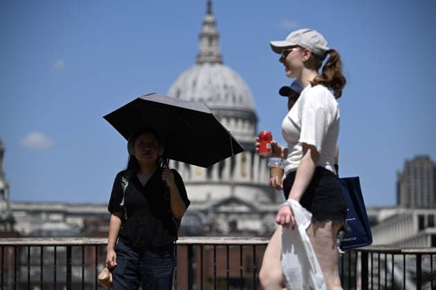 New heatwave hits United Kingdom LONDON, UNITED KINGDOM - JULY 8: A woman is seen with an umbrella where people try to cope with the scorching heat by drinking plenty of water, using umbrellas and handheld fans as a new heatwave is expected to push temperatures above 30 degrees Celsius, in London, United Kingdom, on July 8, 2026. Authorities have warned of potential health risks caused by the hot weather. Rasid Necati Aslim Anadolu London United Kingdom. Editorial use only. Please get in touch for any other usage.  Copyright: x2026xAnadoluxRasidxNecatixAslimx