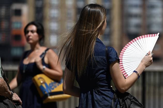 New heatwave hits United Kingdom LONDON, UNITED KINGDOM - JULY 8: People try to cope with the scorching heat by drinking plenty of water, using umbrellas and handheld fans as a new heatwave is expected to push temperatures above 30 degrees Celsius, in London, United Kingdom, on July 8, 2026. Authorities have warned of potential health risks caused by the hot weather. Rasid Necati Aslim Anadolu London United Kingdom. Editorial use only. Please get in touch for any other usage.  Copyright: x2026xAnadoluxRasidxNecatixAslimx