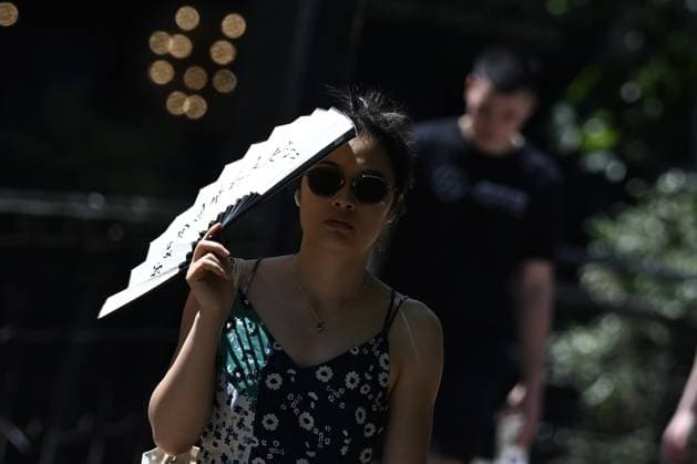 New heatwave hits United Kingdom LONDON, UNITED KINGDOM - JULY 8: People try to cope with the scorching heat by drinking plenty of water, using umbrellas and handheld fans as a new heatwave is expected to push temperatures above 30 degrees Celsius, in London, United Kingdom, on July 8, 2026. Authorities have warned of potential health risks caused by the hot weather. Rasid Necati Aslim Anadolu London United Kingdom. Editorial use only. Please get in touch for any other usage.  Copyright: x2026xAnadoluxRasidxNecatixAslimx
