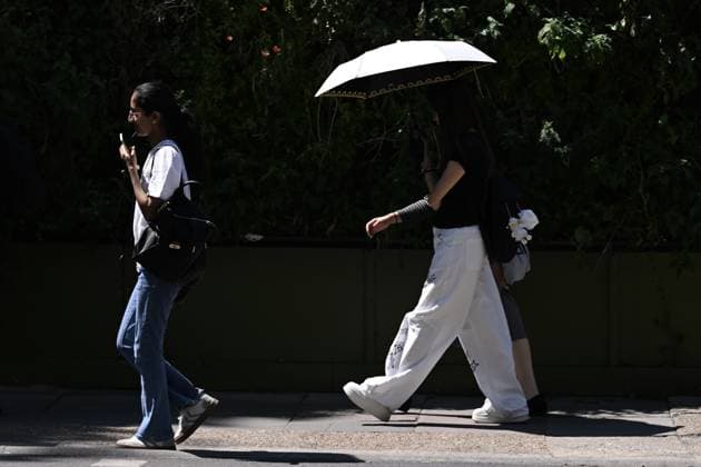 New heatwave hits United Kingdom LONDON, UNITED KINGDOM - JULY 8: People try to cope with the scorching heat by drinking plenty of water, using umbrellas and handheld fans as a new heatwave is expected to push temperatures above 30 degrees Celsius, in London, United Kingdom, on July 8, 2026. Authorities have warned of potential health risks caused by the hot weather. Rasid Necati Aslim Anadolu London United Kingdom. Editorial use only. Please get in touch for any other usage.  Copyright: x2026xAnadoluxRasidxNecatixAslimx