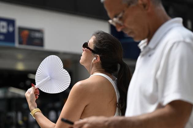 New heatwave hits United Kingdom LONDON, UNITED KINGDOM - JULY 8: People try to cope with the scorching heat by drinking plenty of water, using umbrellas and handheld fans as a new heatwave is expected to push temperatures above 30 degrees Celsius, in London, United Kingdom, on July 8, 2026. Authorities have warned of potential health risks caused by the hot weather. Rasid Necati Aslim Anadolu London United Kingdom. Editorial use only. Please get in touch for any other usage.  Copyright: x2026xAnadoluxRasidxNecatixAslimx