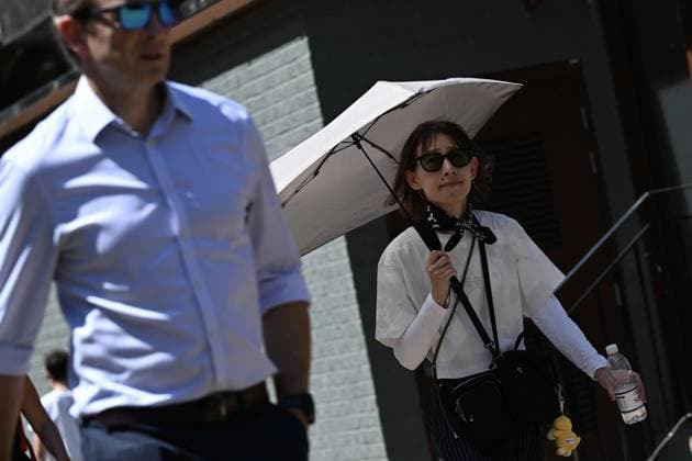 New heatwave hits United Kingdom LONDON, UNITED KINGDOM - JULY 8: A woman is seen with an umbrella where people try to cope with the scorching heat by drinking plenty of water, using umbrellas and handheld fans as a new heatwave is expected to push temperatures above 30 degrees Celsius, in London, United Kingdom, on July 8, 2026. Authorities have warned of potential health risks caused by the hot weather. Rasid Necati Aslim Anadolu London United Kingdom. Editorial use only. Please get in touch for any other usage.  Copyright: x2026xAnadoluxRasidxNecatixAslimx