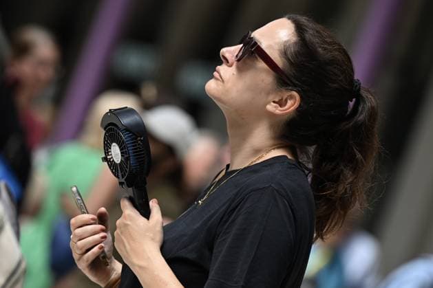 New heatwave hits United Kingdom LONDON, UNITED KINGDOM - JULY 8: A woman is seen with a handheld fans where people try to cope with the scorching heat by drinking plenty of water, using umbrellas as a new heatwave is expected to push temperatures above 30 degrees Celsius, in London, United Kingdom, on July 8, 2026. Authorities have warned of potential health risks caused by the hot weather. Rasid Necati Aslim Anadolu London United Kingdom. Editorial use only. Please get in touch for any other usage.  Copyright: x2026xAnadoluxRasidxNecatixAslimx