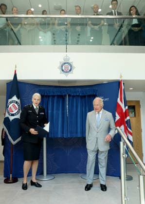 King Charles III Opens Headquarters Of The British Transport Police LONDON, ENGLAND - JULY 08: King Charles III (R) smiles ahead of unveiling a plaque during the official opening of the British Transport Police Headquarters on July 08, 2026 in London, England. During the engagement, His Majesty met British Transport Police (BTP) officers and first responders who attended the scene after the Bedford train crash on June 19., Credit:Shane Anthony Sinclair PA ROTA - B68 Avalon United Kingdom, England, London  Copyright: xShanexAnthonyxSinclairx xPAxROTAx-xB68x xAvalonx 1115254802