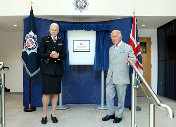 King Charles III Opens Headquarters Of The British Transport Police LONDON, ENGLAND - JULY 08: King Charles III (R) smiles ahead of unveiling a plaque during the official opening of the British Transport Police Headquarters on July 08, 2026 in London, England. During the engagement, His Majesty met British Transport Police (BTP) officers and first responders who attended the scene after the Bedford train crash on June 19., Credit:Shane Anthony Sinclair PA ROTA - B68 Avalon United Kingdom, England, London  Copyright: xShanexAnthonyxSinclairx xPAxROTAx-xB68x xAvalonx 1115254827