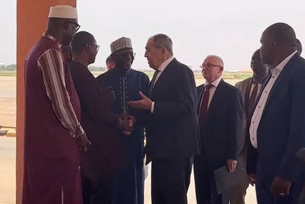 NIGER, NIAMEY - JULY 8, 2026: Seen in this video screen grab is Russia s Minister of Foreign Affairs Sergei Lavrov (C) greeting Nigerien officials at an airport during a working visit to Niger. Video grab. Best possible quality Niamey Niger  - ZUMAt113 20260708_zaa_t113_274 Copyright: xArtyomxPopovx