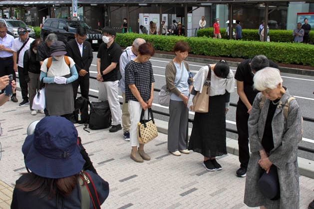 Vier Jahre nach der Ermordung des ehemaligen Premierministers Shinzo Abe, beten Menschen an der Stelle, an der er erschossen wurde. Nara, 08.07.2026 *** Four years after the assassination of former Prime Minister Shinzo Abe, people are praying at the spot where he was shot. Nara, July 8, 2026 Foto:xK.xNarax xFuturexImagex abe_6709