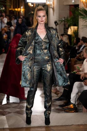 PFW - Franck Sorbier Runway A model walks the runway during the Franck Sorbier Haute Couture Fall Winter 2026 2027 show as part of Paris Fashion Week in Paris, France on July 08, 2026. Photo by Laurent Zabulon ABACAPRESS.COM  Copyright: xZabulonxLaurent ABACAx