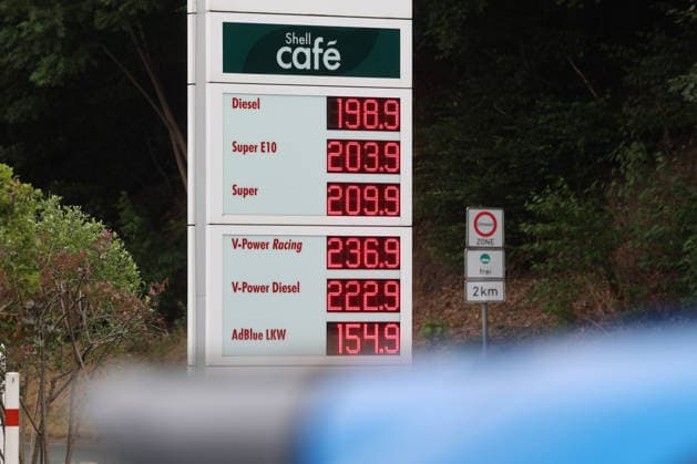 SHELL Tankstelle in Siegen am Nachmittag. Der aktuelle Preis fuer (für) Diesel liegt knapp unter 2 Euro. Super E10 und Super liegen dagegen ueber (über) 2 Euro. Tankstelle, Spritpreise am 08.07.2026 in Siegen Deutschland. *** SHELL gas station in Siegen in the afternoon. The current price for diesel is just under 2 euros, while Super E10 and Super are over 2 euros. Gas station, fuel prices on July 8, 2026, in Siegen, Germany