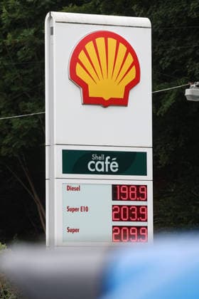 SHELL Tankstelle in Siegen am Nachmittag. Der aktuelle Preis fuer (für) Diesel liegt knapp unter 2 Euro. Super E10 und Super liegen dagegen ueber (über) 2 Euro. Tankstelle, Spritpreise am 08.07.2026 in Siegen Deutschland. *** SHELL gas station in Siegen in the afternoon. The current price for diesel is just under 2 euros, while Super E10 and Super are over 2 euros. Gas station, fuel prices on July 8, 2026, in Siegen, Germany