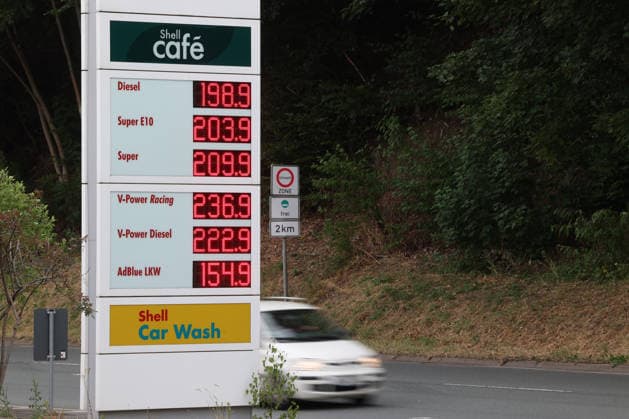 SHELL Tankstelle in Siegen am Nachmittag. Der aktuelle Preis fuer (für) Diesel liegt knapp unter 2 Euro. Super E10 und Super liegen dagegen ueber (über) 2 Euro. Tankstelle, Spritpreise am 08.07.2026 in Siegen Deutschland. *** SHELL gas station in Siegen in the afternoon. The current price for diesel is just under 2 euros, while Super E10 and Super are over 2 euros. Gas station, fuel prices on July 8, 2026, in Siegen, Germany