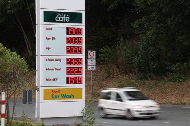 SHELL Tankstelle in Siegen am Nachmittag. Der aktuelle Preis fuer (für) Diesel liegt knapp unter 2 Euro. Super E10 und Super liegen dagegen ueber (über) 2 Euro. Tankstelle, Spritpreise am 08.07.2026 in Siegen Deutschland. *** SHELL gas station in Siegen in the afternoon. The current price for diesel is just under 2 euros, while Super E10 and Super are over 2 euros. Gas station, fuel prices on July 8, 2026, in Siegen, Germany