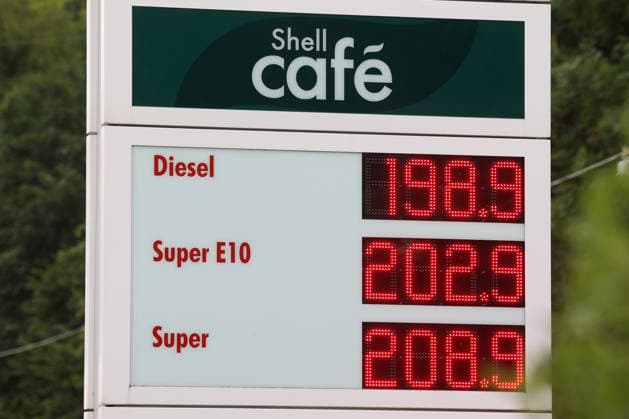 SHELL Tankstelle in Siegen am Nachmittag. Der aktuelle Preis fuer (für) Diesel liegt knapp unter 2 Euro. Super E10 und Super liegen dagegen ueber (über) 2 Euro. Tankstelle, Spritpreise am 08.07.2026 in Siegen Deutschland. *** SHELL gas station in Siegen in the afternoon. The current price for diesel is just under 2 euros, while Super E10 and Super are over 2 euros. Gas station, fuel prices on July 8, 2026, in Siegen, Germany